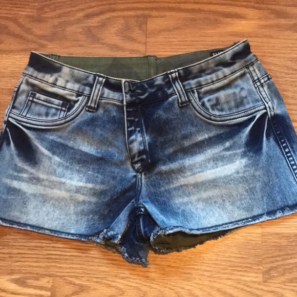Flip Side Camo/Bleach Washed Reservable Stretch Low Rise Short - Picture 4 of 6